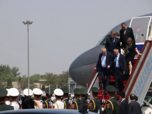 FOTO: Zeman zahájil oficiální návštěvu Číny, přiletěl do Pekingu