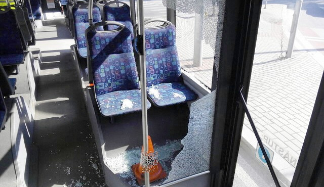 Autobusák zabránil srážce s autem, ale šest cestujících se zranilo. Viník nehody ujel