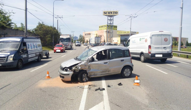 Tři lidé se zranili při čelní srážce aut na Strakonické ulici v Budějcích