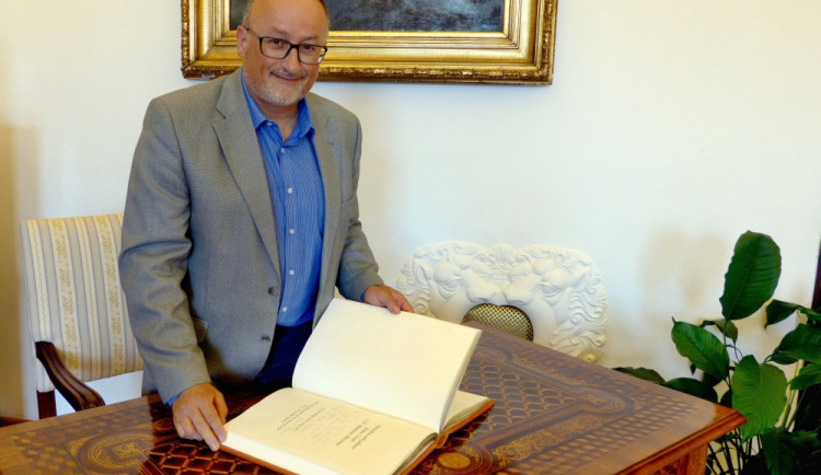 Pamětní kniha nese příběhy. V té budějcké je třeba podpis švédského krále nebo olympioniků