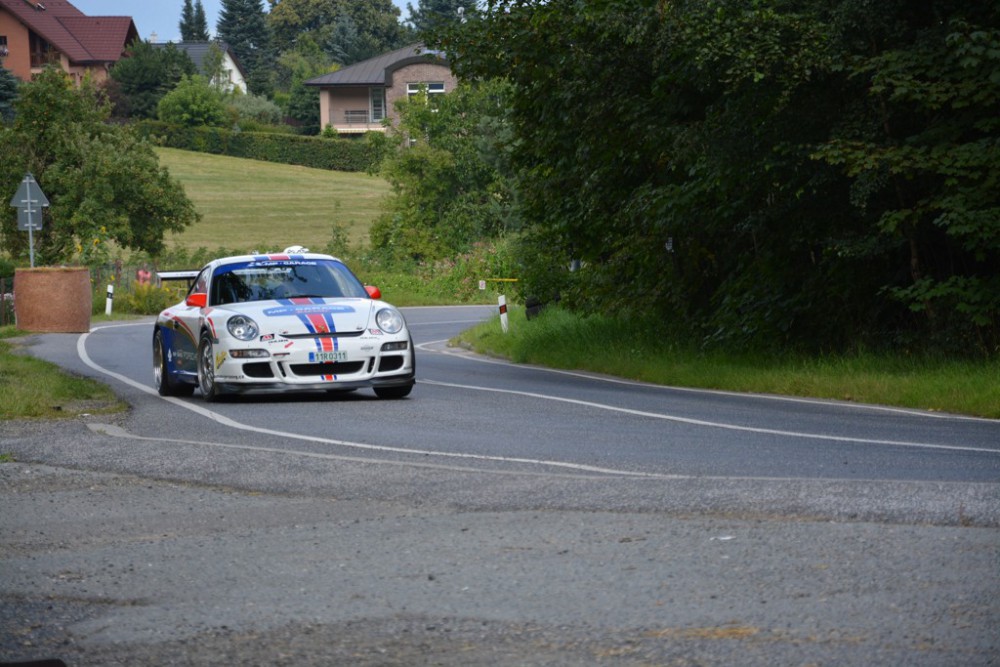 Do Libercem opět míří vrchařská špička. Soutěžní vozy budou zdolávat Ještěd i letos