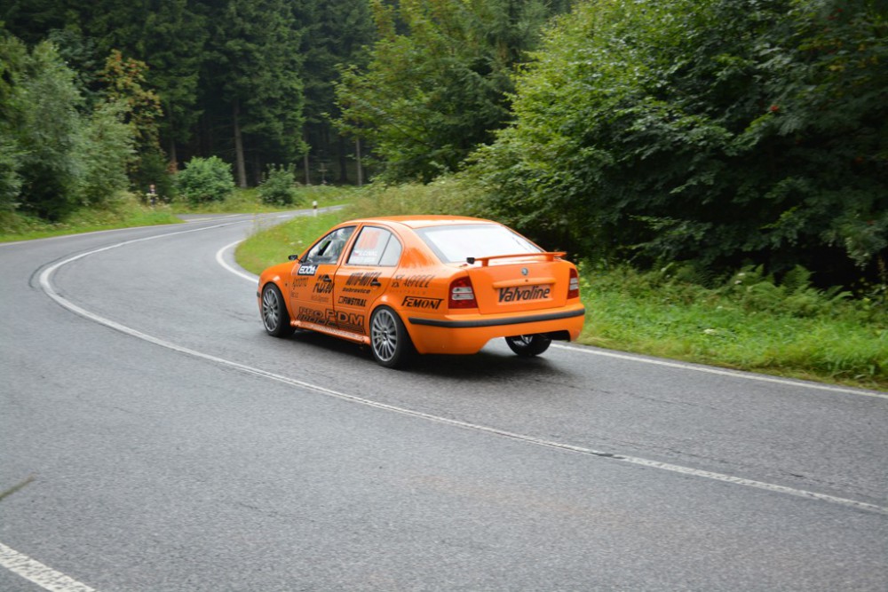 Do Libercem opět míří vrchařská špička. Soutěžní vozy budou zdolávat Ještěd i letos
