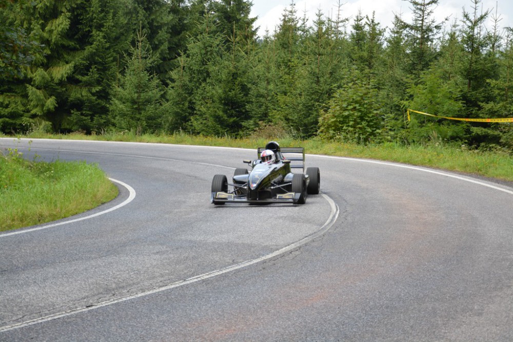 Do Libercem opět míří vrchařská špička. Soutěžní vozy budou zdolávat Ještěd i letos