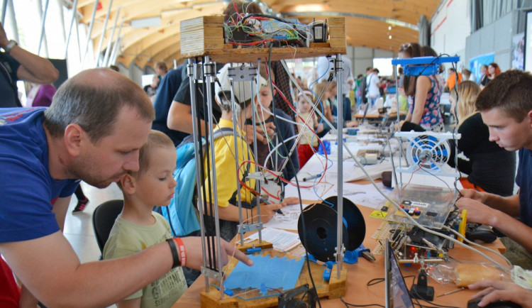 Robota basketbalistu, svařovací simulátor a další technické vychytávky lze vyzkoušet v Budějcích