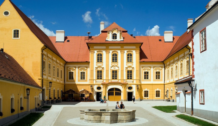 Klášter Borovany? Ten láká na prohlídky šesti smysly, koncerty a festival modrých bobulí