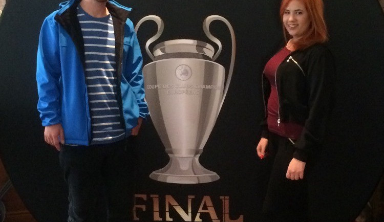 Výherce David Hřib s přítelkyní v Cardiffu.