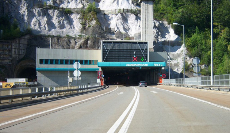 Řidiče cestou na Jadran čekají zácpy a hraniční kontroly
