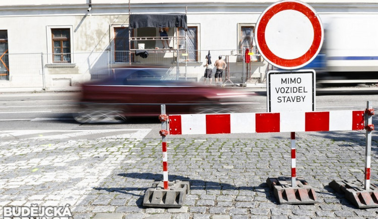 Kvůli stavebnímu jeřábu nebude průjezdná část Hroznové ulice v Budějcích