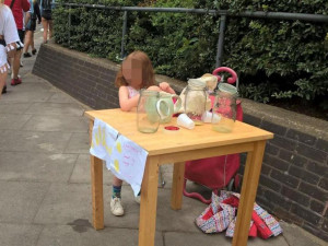 Skandál v Londýně: Pokuta 150 liber pro pětiletou holčičku prodávající limonádu