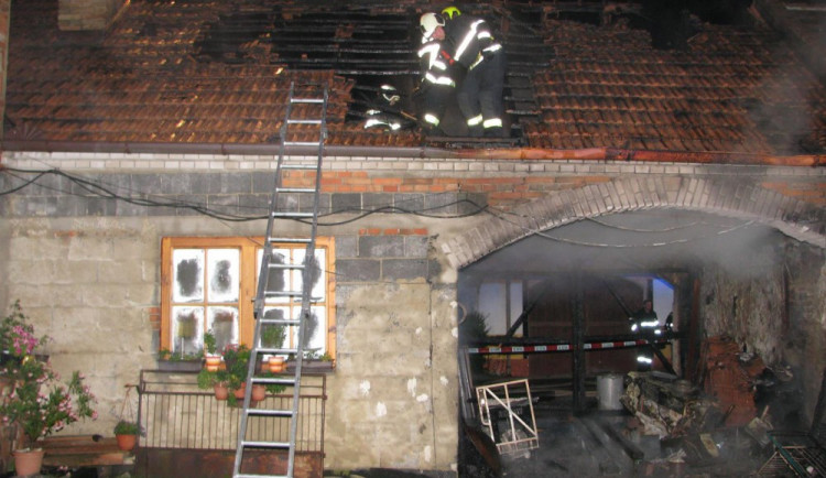 Střechu za půl milionu korun zničil noční požár v Babicích