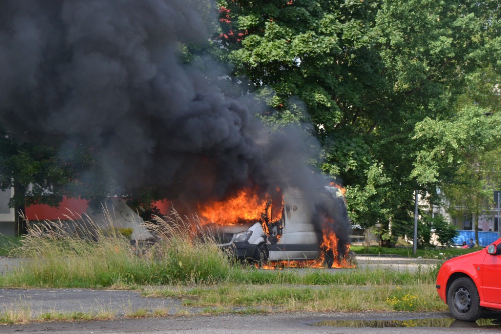 Červnový požár dodávky zůstává nedořešen. Policie hledá svědky, kteří si zásah hasičů natáčeli.