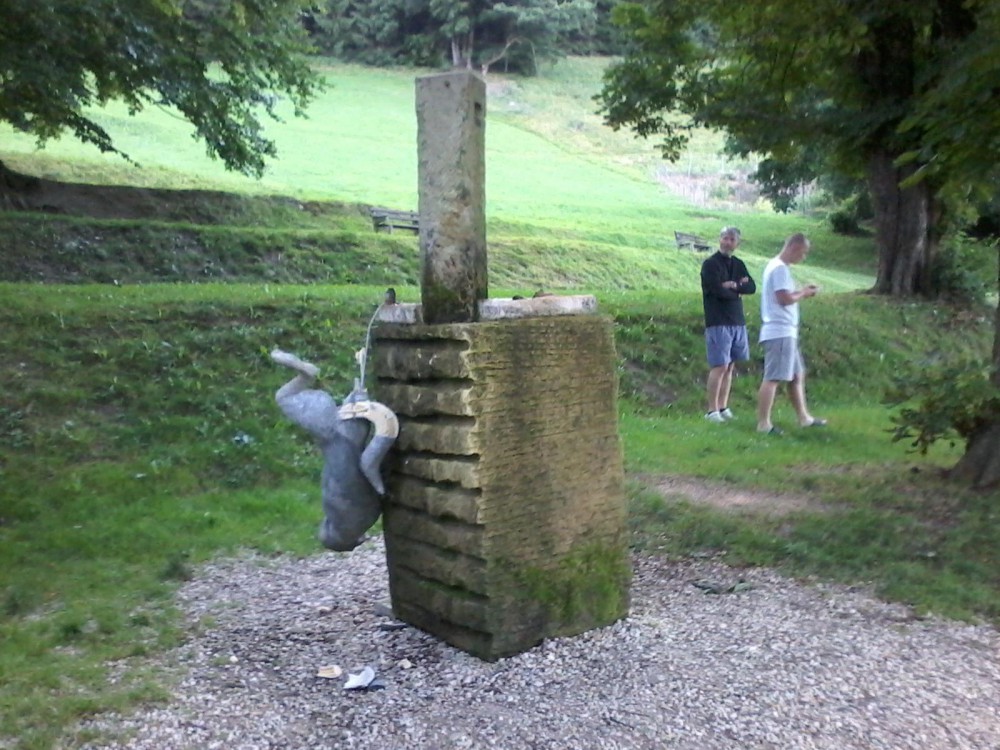 V Kryštofáku opět řádil vandal. Oprava poničené sochy čůrajícího bude stát desítky tisíc korun.