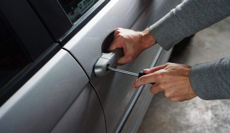 Neznámý pachatel opakovaně vykrádá auta na Vltavě. Policisté ho hledají