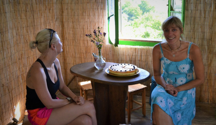 Utekla před stresem do rumunského Banátu. Helena Kovářová osladila místním i turistům život