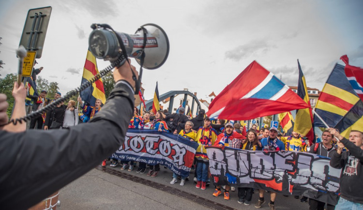 VIDEO: Průvod fanoušků Motoru prošel před vítězným duelem se Slavií městem