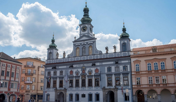 Třetina budějckých zastupitelů se v letošním roce minimálně jedenkrát omluvila ze zasedání