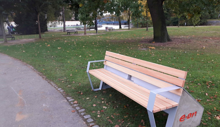 Budějce mají první chytrou lavičku. Je na Sokolském ostrově