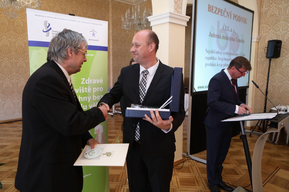 Roman Havlín, ředitel útvaru Bezpečnost  v divizi jaderná energetika ČEZ(vpravo) při převzetí ceny