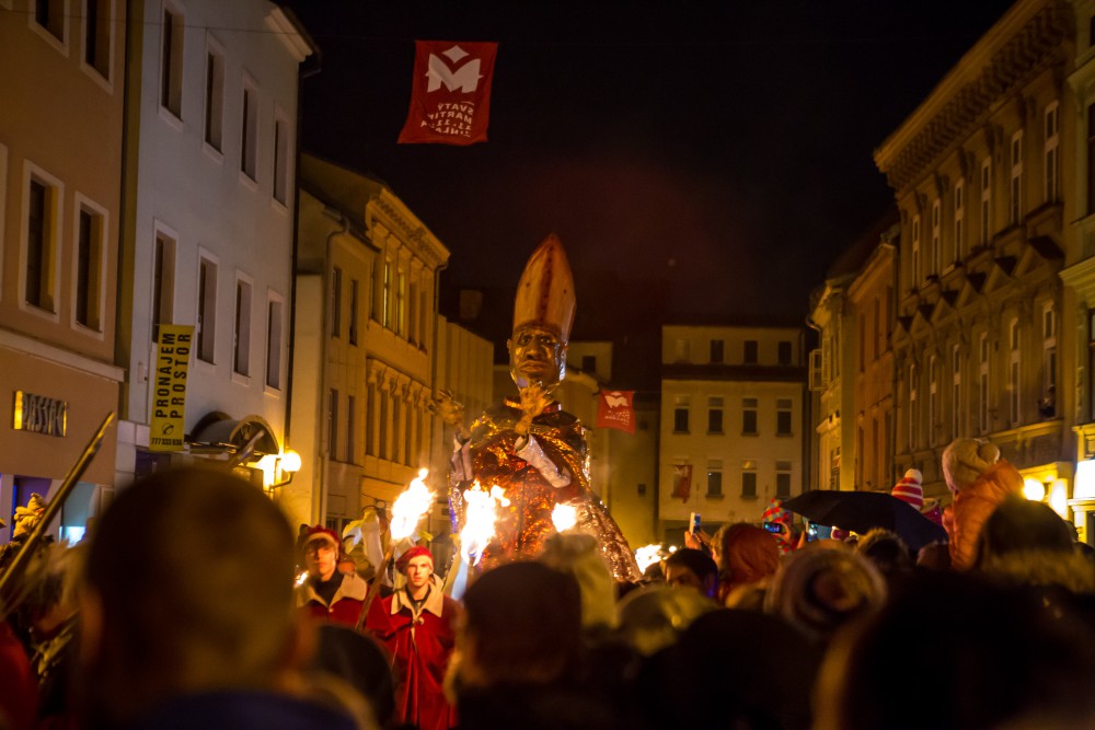 FOTO: Svatý Martin sníh do Jihlavy nepřivezl, zato měl problémy se sedlem. Ohňostroj nadchl