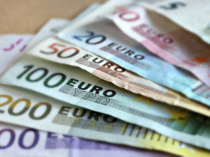 Na zavedení eura v příštích letech se uchazeči o Hrad neshodnou