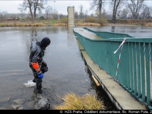 Zásah hasičů pro pádu lávky.