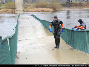 FOTO: Lávka v Praze spadla asi kvůli korozi lan, vedoucí oddělení mostů je odvolán
