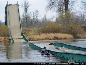 Zásah hasičů pro pádu lávky.