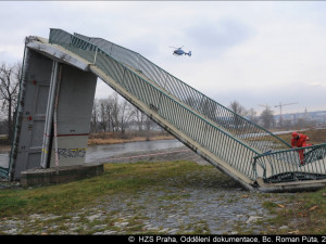 Zásah hasičů pro pádu lávky.