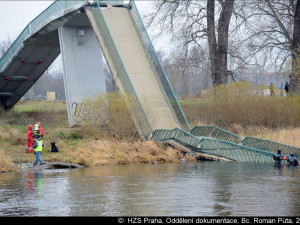 Zásah hasičů pro pádu lávky.