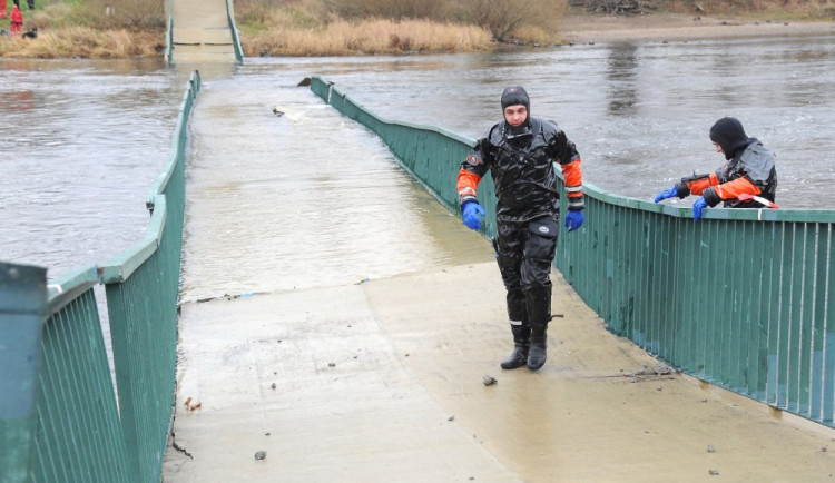 Zásah hasičů pro pádu lávky.