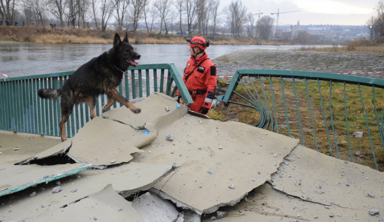 Spadlá lávka v Praze.