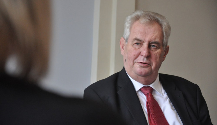 Zeman chce vyšší investice a méně státních úředníků