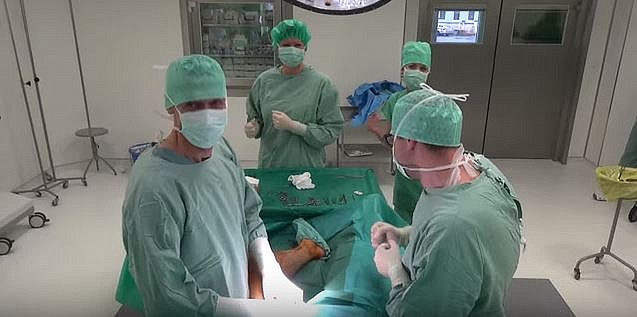 S originálním novoročním přáním přišli zdravotníci ze strakonické nemocnice. Natočili tam videoklip, který letí internetem a baví diváky.