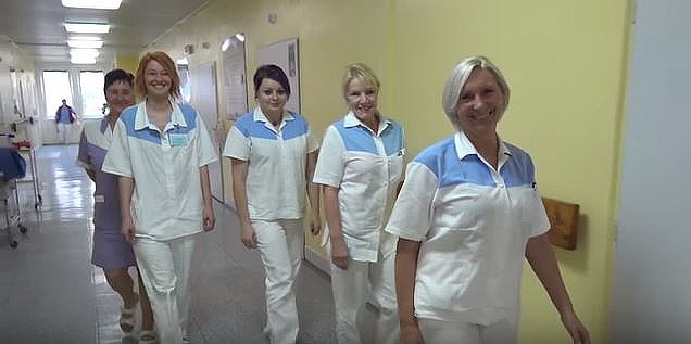 S originálním novoročním přáním přišli zdravotníci ze strakonické nemocnice. Natočili tam videoklip, který letí internetem a baví diváky.