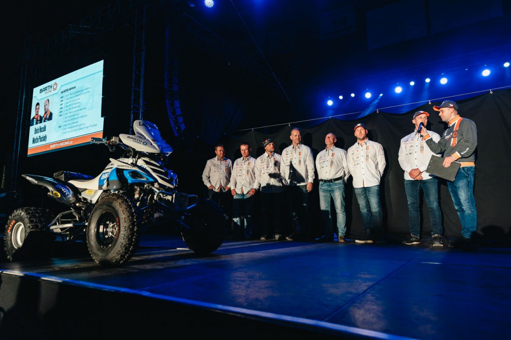 Jezdecká sestava týmu BARTH Racing. Zdeněk Tůma uprostřed