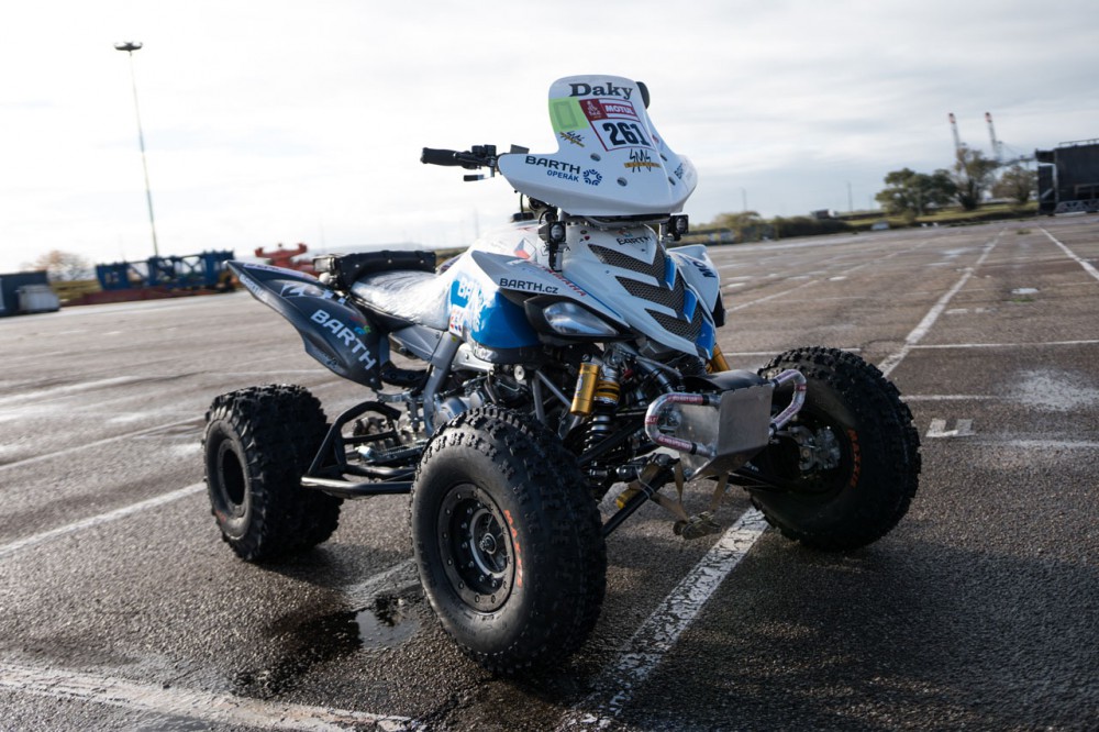 Tůmova Yamaha RR 700 v barvách pro Dakar 2018. Na snímku před odplutím ve francouzským přístavu Le Havre