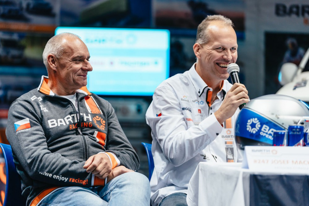 Zdeněk Tůma (vpravo) vedle zkušeného dakarského závodníka Josefa Macháčka