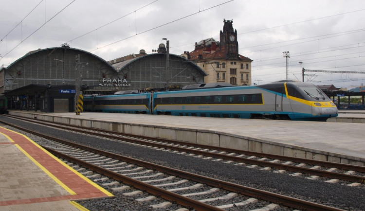 Elektrická_jednotka_680,_Praha_hlavní_nádraží,_s_budovou