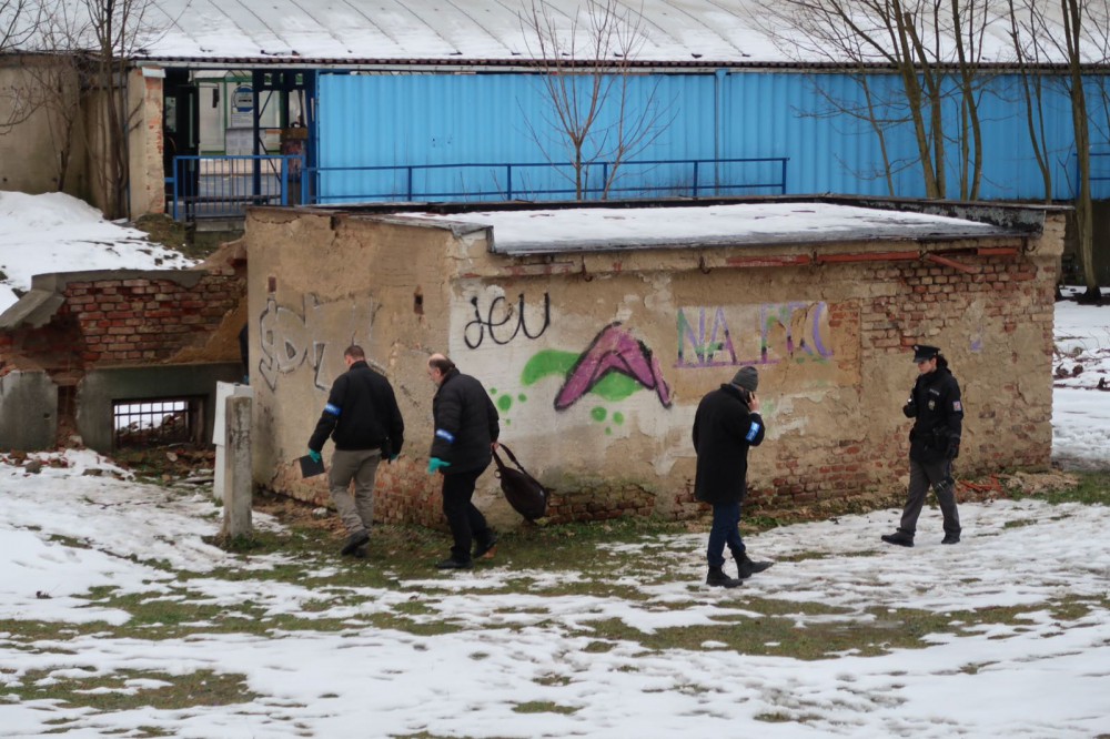 Kriminalisté prohledávající místo nálezu těla.