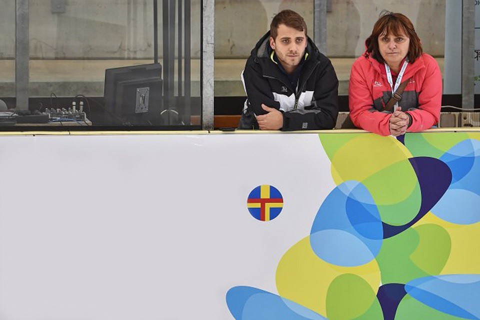 Trenéři krasobruslařů BK České Budějovice Iveta Bidařová a její syn Petr, bývalý úspěšný závodník. Oba nyní vedou jihočeskou krasobruslařskou skupinu na Olympiádě dětí a mládeže v Pardubickém kraji.