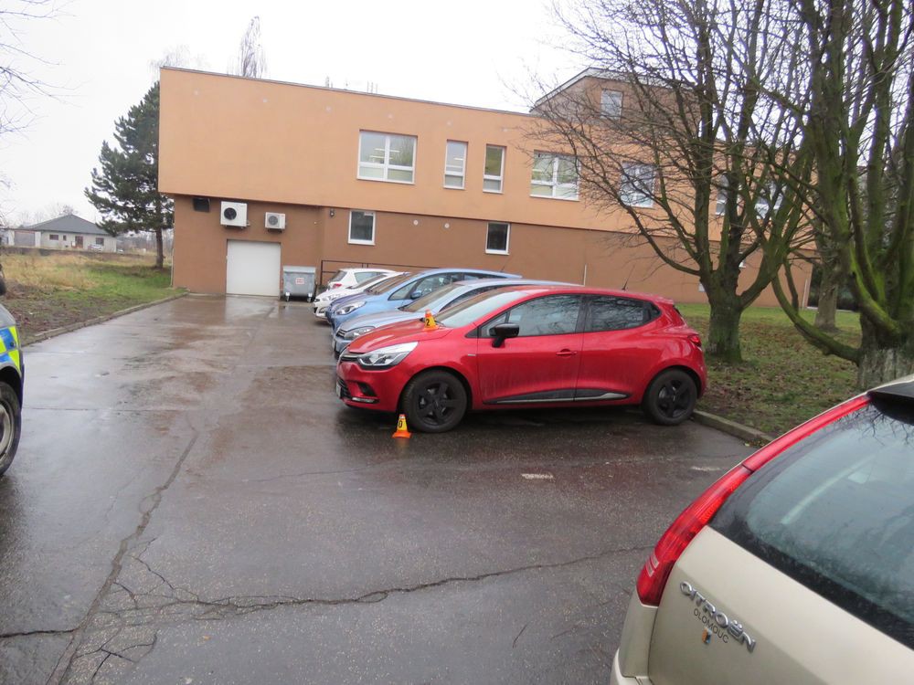 Policisté hledají řidiče, který na parkovišti ťukl auto a odjel