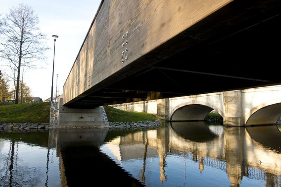 Jedna z oceněných staveb roku 2016 - „Pěší trasa kolem barokního mostu"