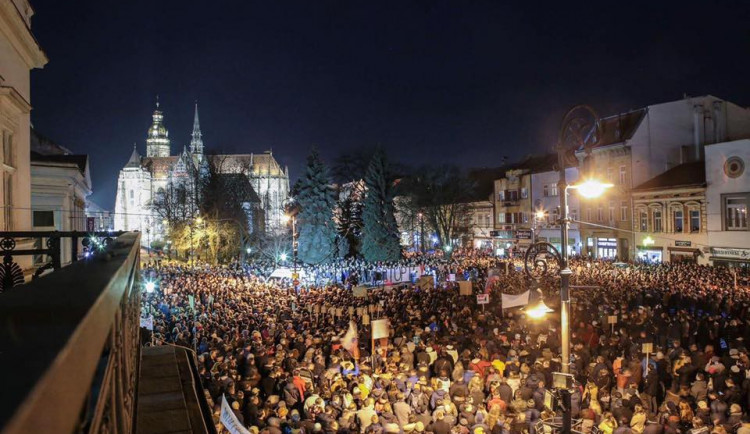 VIDEO: Největší protivládní demonstrace od revoluce. V ulicích byly na Slovensku desetitisíce lidí