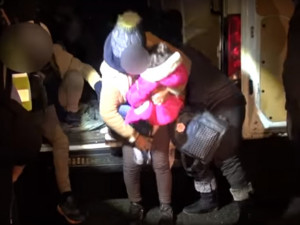 VIDEO: Policisté na Pražském okruhu zadrželi převaděče. V dodávce vezli dvaadvacet migrantů