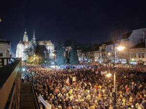 VIDEO: Největší protivládní demonstrace od revoluce. V ulicích byly na Slovensku desetitisíce lidí