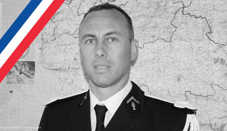 Zemřel četník, který se nechal vyměnit za rukojmí.