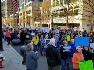 Statisíce lidí demonstrovaly v USA za omezení prodeje zbraní