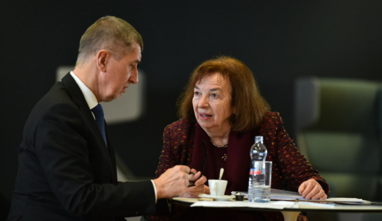 Livia Klausová při jednání s Andrejem Babišem.