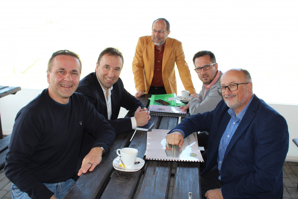 Na pozvání primátora Jiřího Svobody a poslance Parlamentu České republiky Romana Kubíčka dorazila osoba nejpovolanější, a to vládní zmocněnec pro sport, poslanec a bývalý hokejový brankář Milan Hnilička.