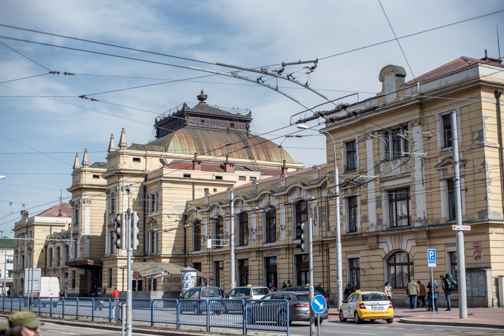 Budova vlakového nádraží už nějaký ten pátek reprezentativně nevypadá.